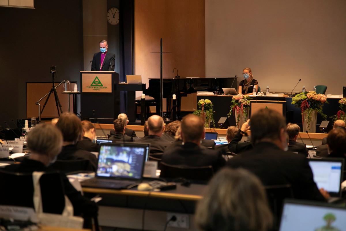 Arkkipiispa pitää aina kirkolliskokouksen avajaispuheen. Kuvassa Tapio Luoma puhumassa elokuun 2020 kirkolliskokouksessa. 