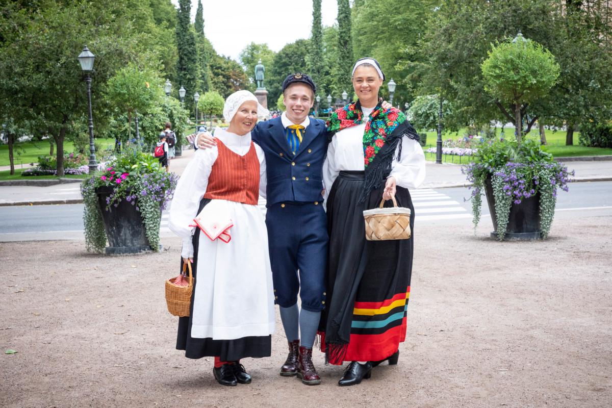 Inga Pihlhjerta (vas.) ja Helena Orell aikovat osallistua sunnuntaina Espan puistossa pidettävälle kansallispuvun tuuletuspiknikille. Aapo Toijonen tulee paikalle mikäli kiireiltään ehtii. 