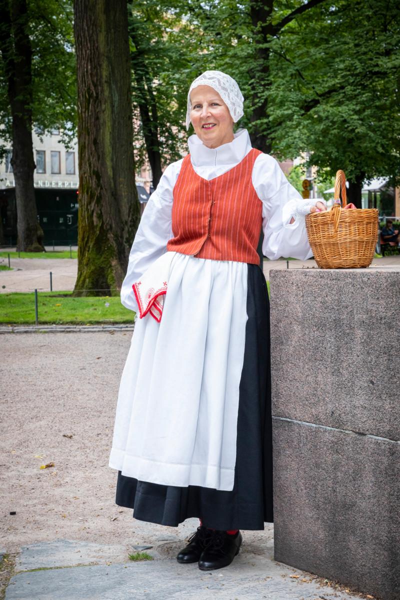 Kansallispukuraadissa asiantuntijana toimivan Inga Pihlhjertan puku on Kymin naisen kansallispuku. − Kymin puku oli ensimmäinen puku, jonka kokoamisessa olin asiantuntijana. Se on myös äitini kotiseudun puku.