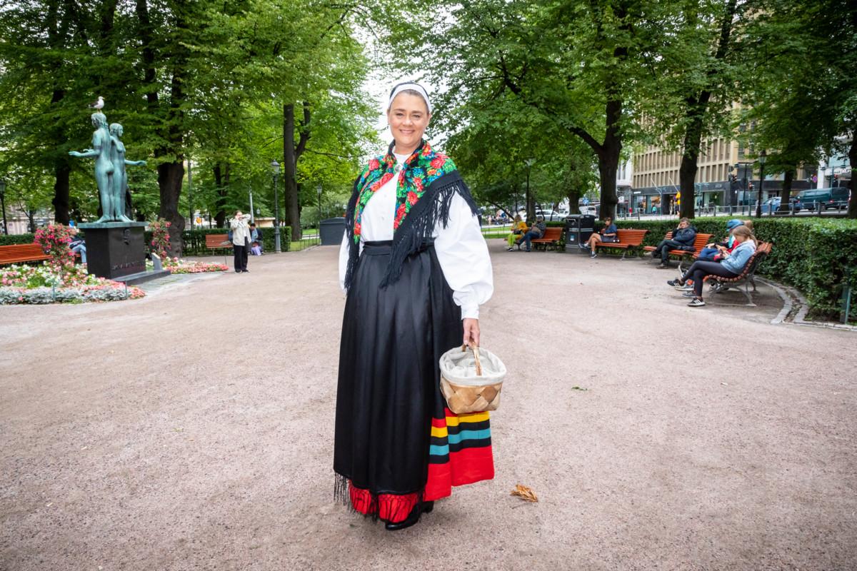 −Se on aika huima tunne, kun laitat puvun päälle kerroksittain. Viimeisenä laitetaan myssy päähän. Siitä tulee hirveän arvokas olo. Helena Orell Helsingin Pitäjän kansallispuvussa.