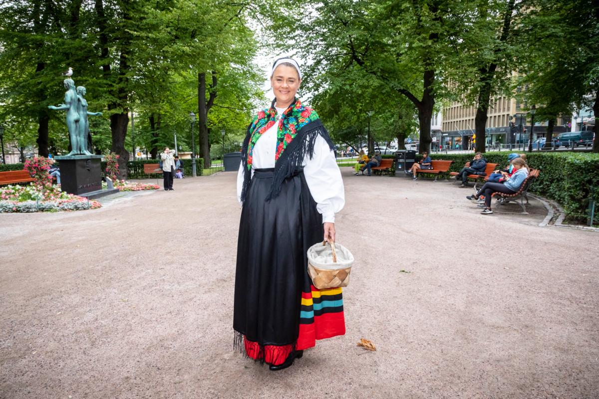 −Se on aika huima tunne, kun laitat puvun päälle kerroksittain. Viimeisenä laitetaan myssy päähän. Siitä tulee hirveän arvokas olo. Helena Orell Helsingin Pitäjän kansallispuvussa. 