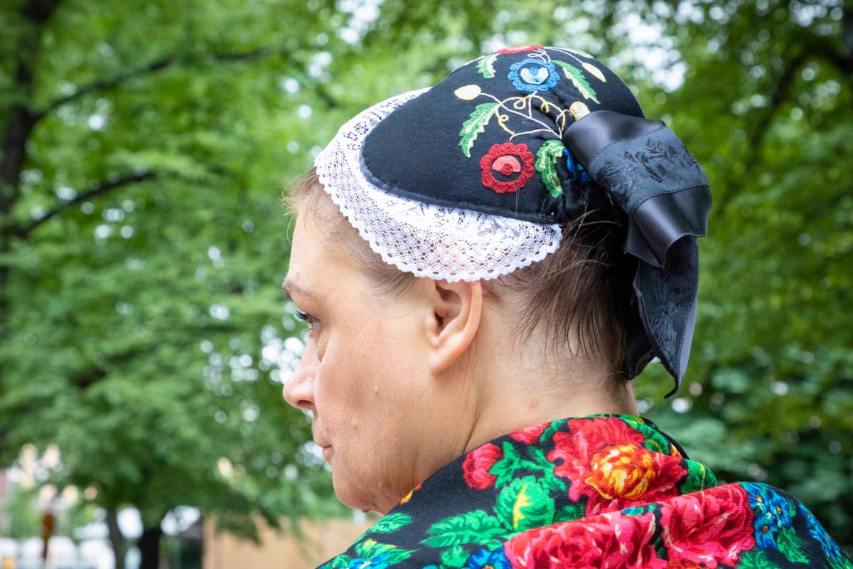 Helena Orell on kirjaillut itse silkkisen tykkimyssyn silkkilangalla. − Silkin kirjominen on ihanaa. Se on kuin maalaamista. Värit hehkuvat mustalla silkillä, Orell kertoo.