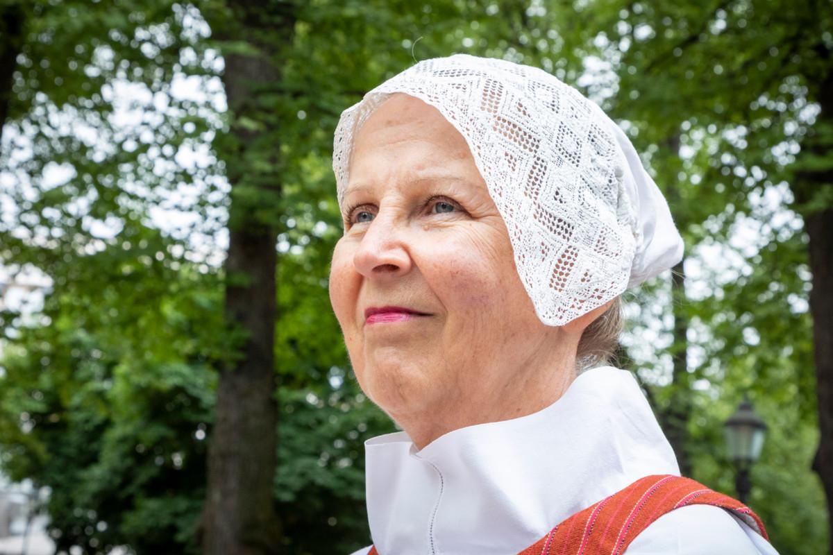 Inga Pihlhjertan Kymin naisen kansallispukuun kuuluvan tanun verkkopitsin on kutonut Tuula Tanttula.