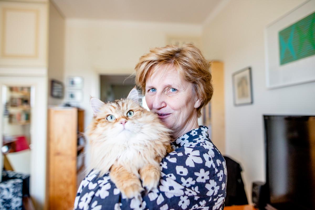 Kirjailija Minna Lindgren pitää kissojaan henkisinä mentoreinaan. Sylissä on kuuluisan kastraattilaulajan mukaan nimetty Farinelli.