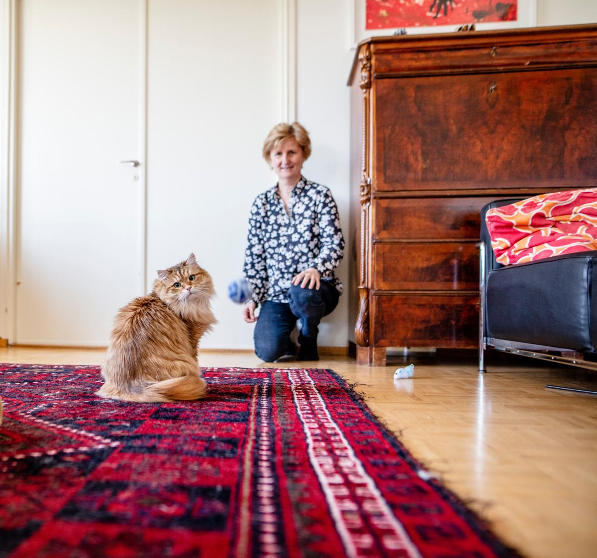 Kirjailijan mielestä ihmisten olisi tutustuttava paremmin lemmikkieläimiensä lajiominaisuuksiin eikä hemmotella niitä omien halujensa näkökulmasta.