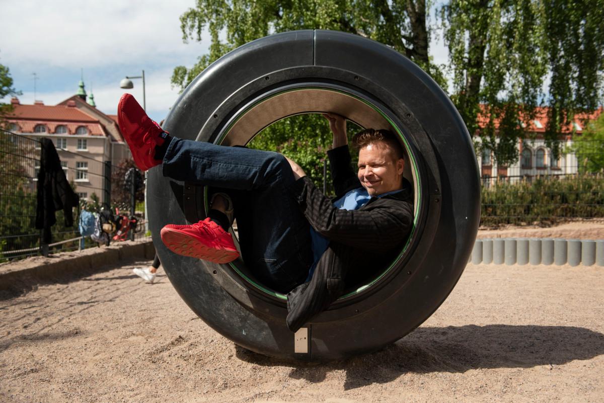 Virossa asuva lastenkirjailija Ville Hytönen käy toisinaan myös kotimaassaan kääntymässä.