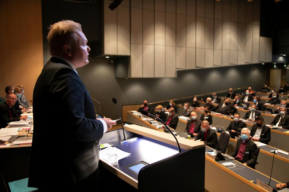 Tiede- ja kulttuuriministeri Antti Kurvinen esitti valtioneuvoston tervehdyksen kirkolliskokouksessa Turun kristillisellä opistolla. Hän kertoi arvostavansa kirkkoa ja totesi, että seurakuntien tekemä upea työ lasten ja nuorten parissa ei ole niin laajasti tiedossa kuin sen kuuluisi olla. 