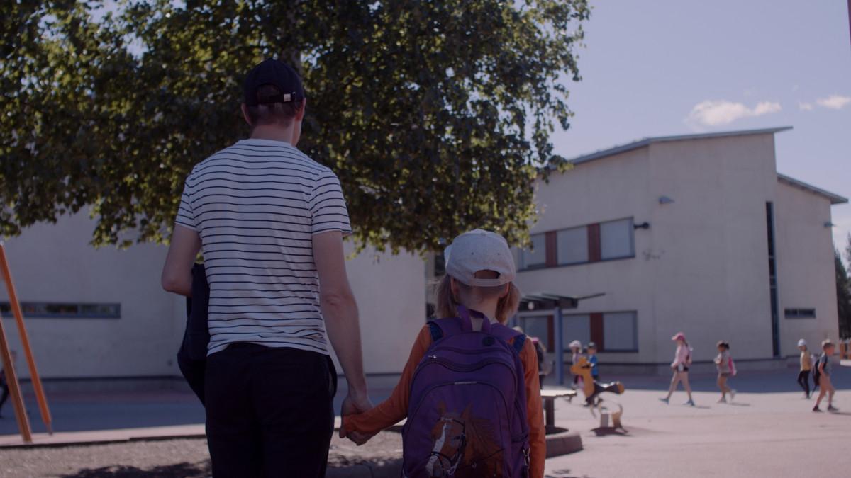 Musiikkivideolla esiintyy myös Livia Keski-Kuhan Tuomas-isä. Video kuvattiin Rajakylän koululla Vantaalla. 