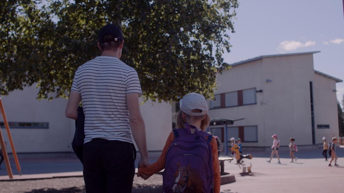 Musiikkivideolla esiintyy myös Livia Keski-Kuhan Tuomas-isä. Video kuvattiin Rajakylän koululla Vantaalla.