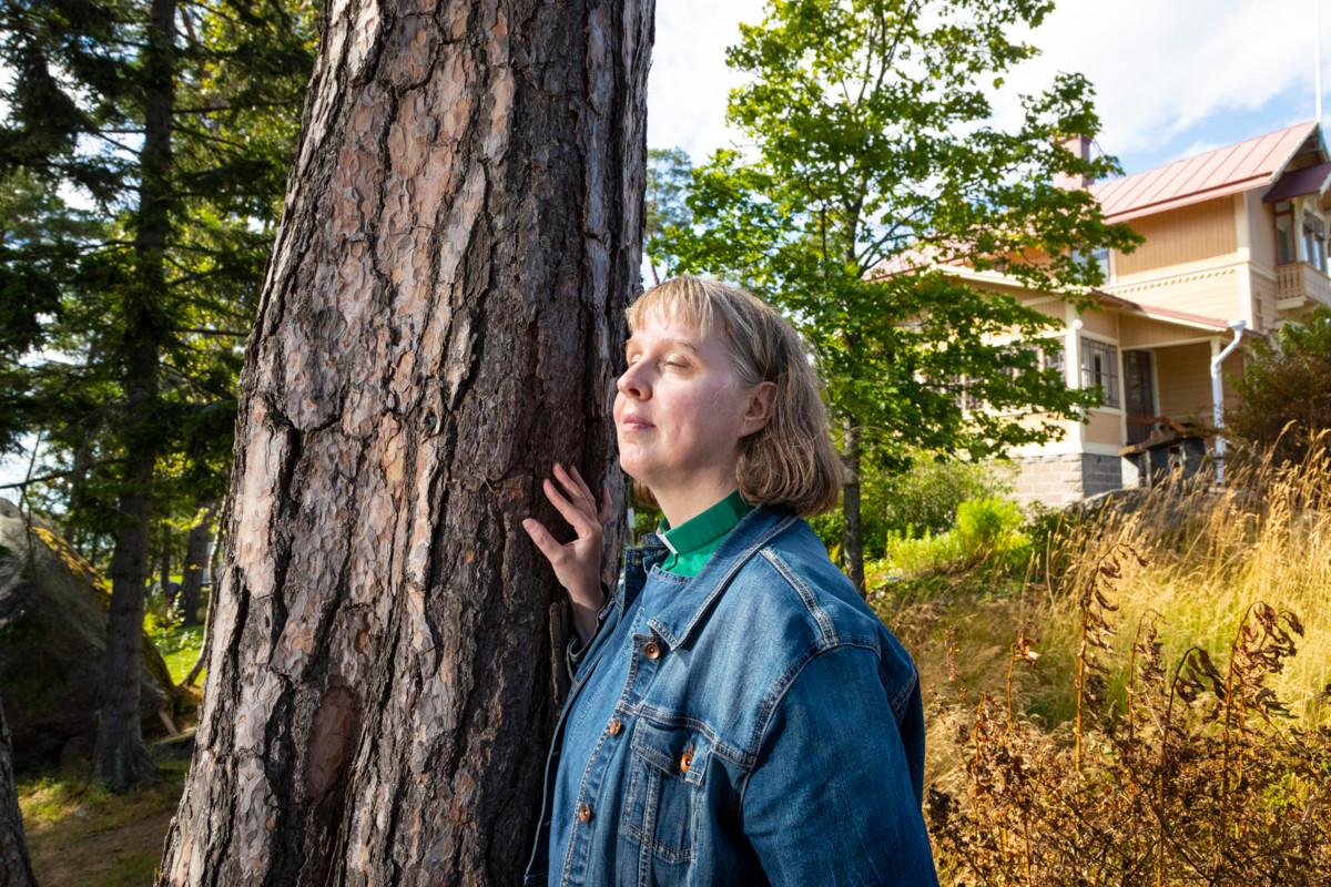 Merituulen kohinassa ja avaralla rannalla on helppo pitää turvavälejä ja kuunnella sydänääniä. Nina Klemmtille Villa Salmela on tuttu retriittipaikka.