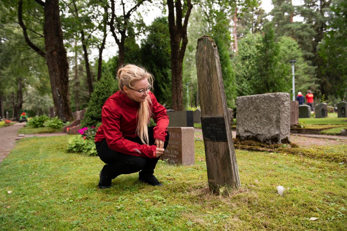 Heli Haavisto tutkii hautausmaan harvinaisuutta, hautalautaa.