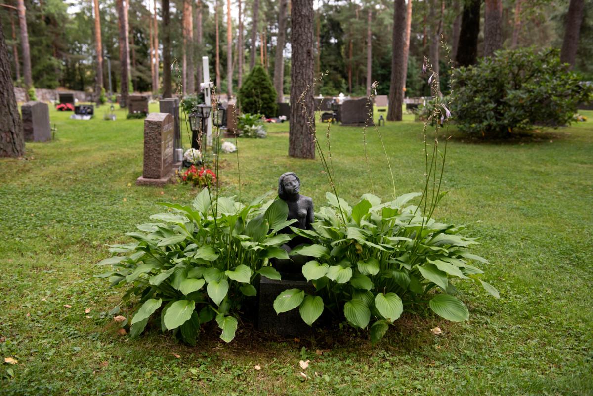 Taiteilija Ben Renvall teki mallinsa haudalle kauniin naisfiguurin.