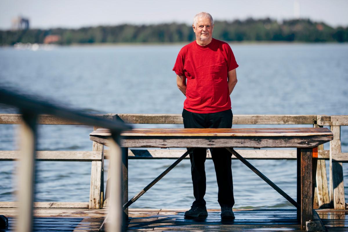 Kirjailija Markku Envall varjelee tarkoin rukouksen yksityisyyttä. Hänen rukouksessaan on kuitenkin tilaa toisten ihmisten huolille ja kärsimykselle.