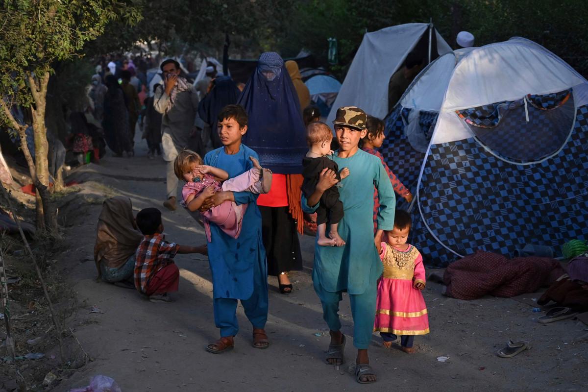 Talibanin miehittämästä Kunduzin kaupungista pakoon lähteneet ihmiset asuvat telttaleirissä Kabulissa. Äärijärjestön pelätään etenevän pikavauhtia pääkaupunkiin.  LEHTIKUVA / AFP  Wakil Kohsar