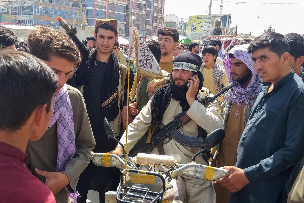 Talibanin taistelijoita Pul-e-Khumrissa, joka sijaitsee 200 kilometrin päässä Kabulista.