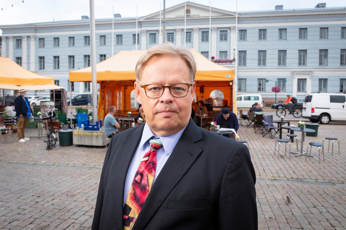 Pormestari Juhana Vartiaisen mielestä viimeaikaiset uutiset nuorison raaoista veriteoista kielivät siitä, että on pieni vähemmistö, jolla on paljon ongelmia. – Jos katsotaan vuosikymmenten kehitystä, niin Helsinki ja koko muu Suomihan ovat muuttuneet aina vain turvallisemmiksi, hän sanoo.