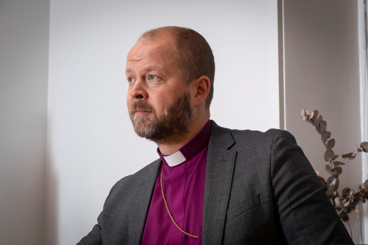Piispa Teemu Laajasalon mukaan pappi voi keskustella asioista kriittisesti, kunhan muistaa kontekstin.