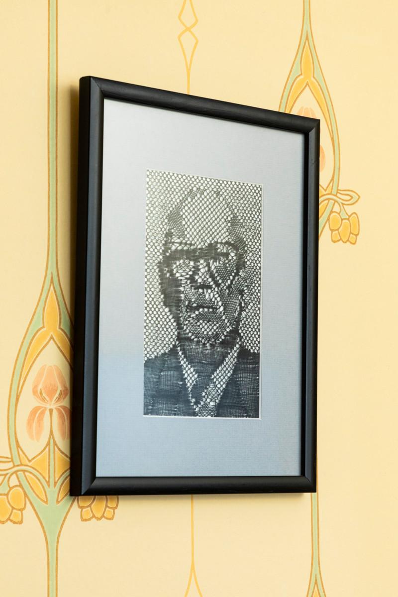 Käsityömestarin työhuoneen seinällä on nypläystekniikalla tehty Urho Kekkosen kuva.