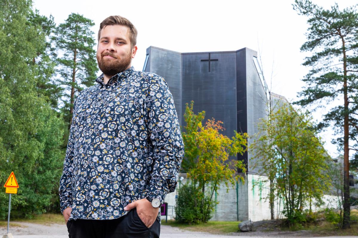 Rasmus Tillander, 27, on huomannut, että sukupolvien väliset erot kirkollisessa päätöksenteossa näkyvät. Hänestä kirkossa on mietittävä, miten toimitaan nykyistä paljon pienemmällä jäsenmäärällä.