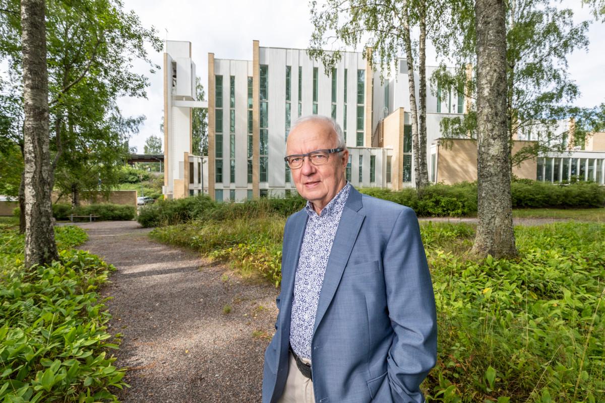 Jouko Jääskeläinen on pitkän linjan vaikuttaja, mutta seurakuntaneuvostossa vasta ensimmäistä kautta. Vantaalla on käsitelty paljon kiinteistöasioita, kuten taustalla näkyvän Myyrmäen kirkon tilannetta.