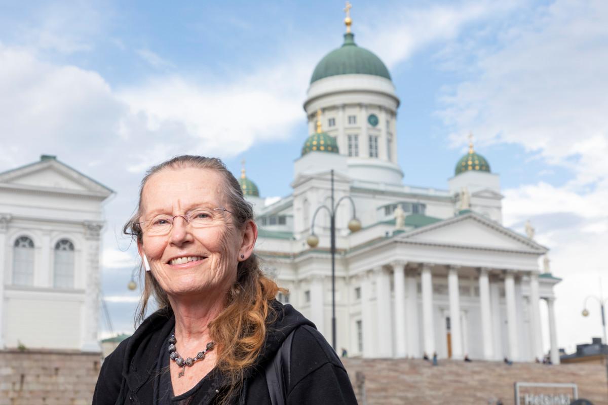 Leena Kontula löysi ensin tiensä Helsingin tuomiokirkkoseurakunnan aamurukoukseen ja aamumessuun ja lähti sitten ehdolle seurakuntavaaleissa. Nyt hän kuuluu seurakuntaneuvostoon ja yhteiseen kirkkovaltuustoon.