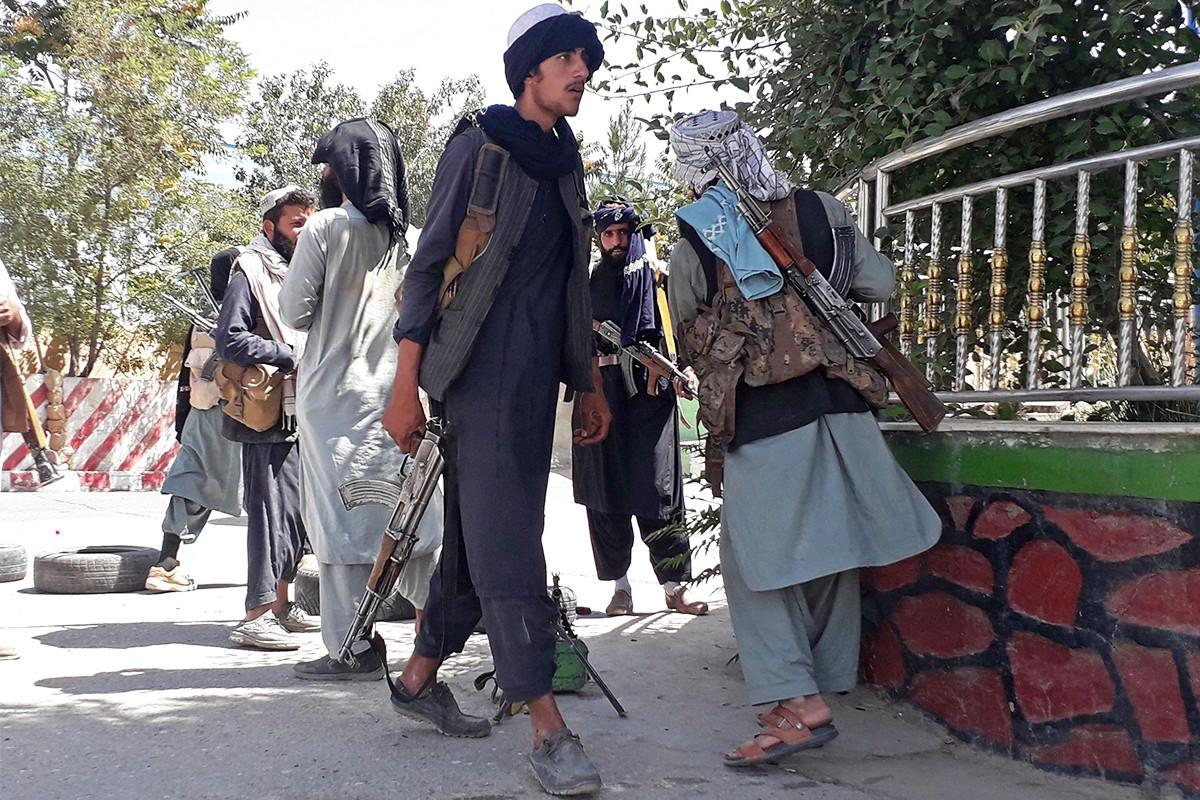 Talibanin taistelijoita partioimassa Ghaznin provinssissa Afganistanissa.