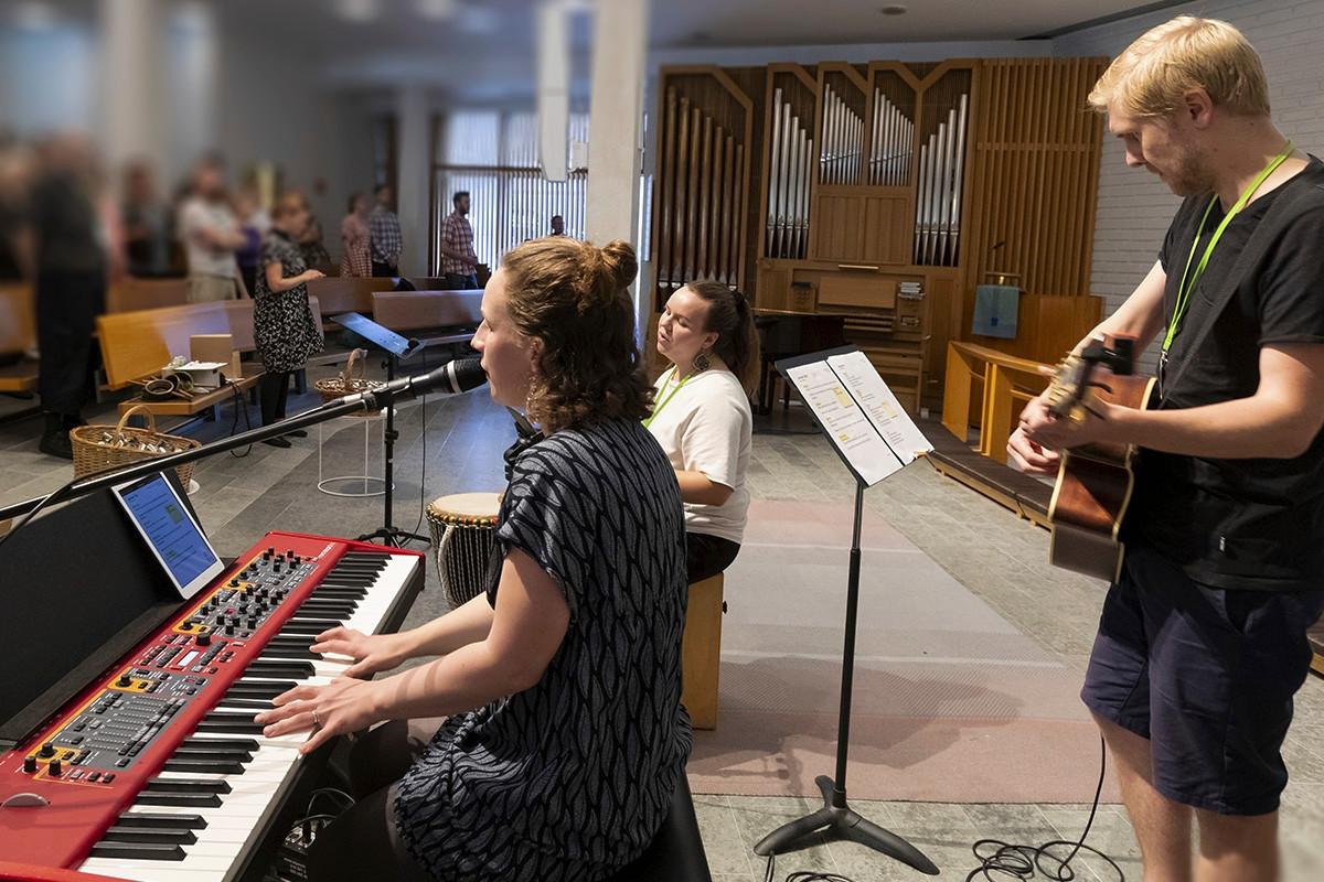 Uusien jumalanpalvelusyhteisöjen musiikki on nykyaikaista. Kuva Verkosto-yhteisön jumalanpalveluksesta Munkkiniemen kirkosta syksyltä 2019.