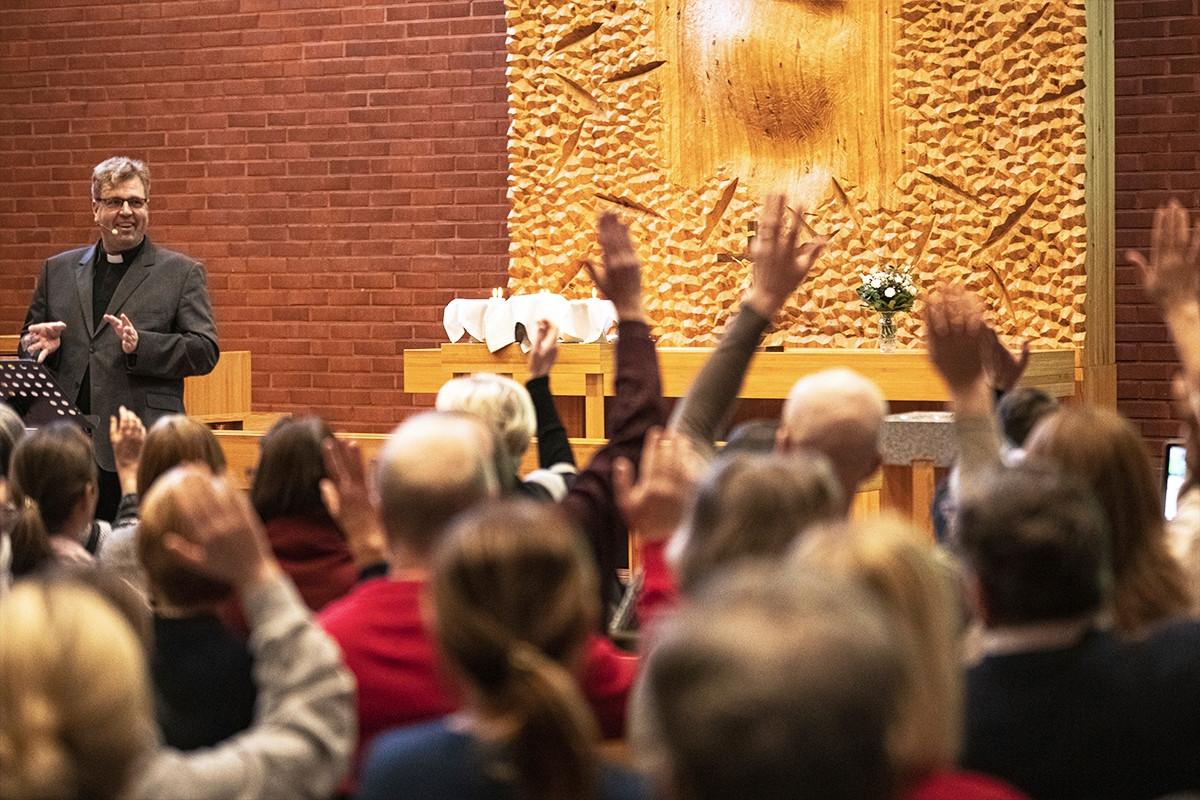 Pappi ja Verkosto-yhteisön toiminnanjohtaja Marko Huhtala puhui kuulijoille Pihlajamäen kirkossa helmikuussa 2020. Kuva: Milja Peuramäki / Verkosto-yhteisö