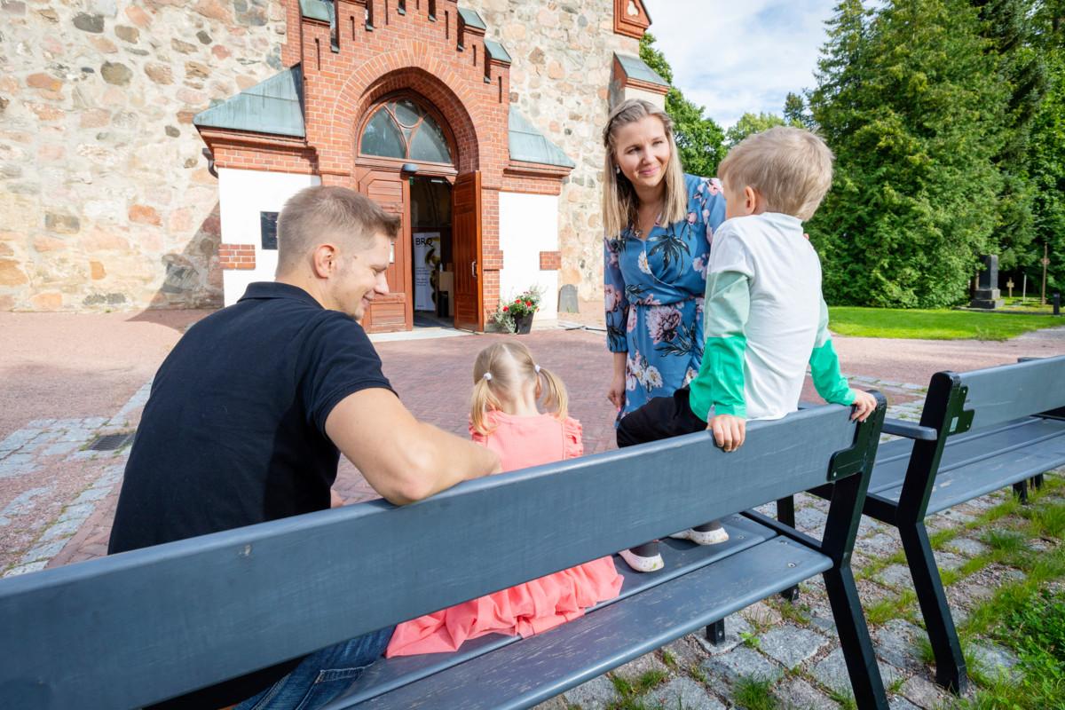 Mika ja Riikka von Behr kävivät muistelemassa vihkimistään Vantaan Pyhän Laurin kirkon miljöössä. Mukana olivat myös perheen lapset.