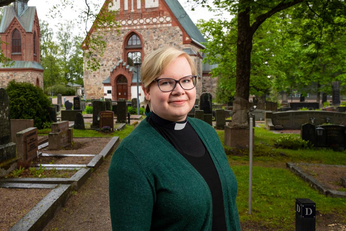 Sari Hartikka on vihkinyt aviopareja Hääyö-tapahtumassa jo neljän vuoden ajan. Hänelle tapahtuma on työvuoden kohokohta.