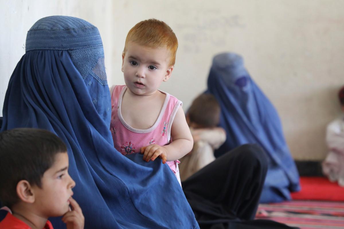 Naisia ja lapsia Etelä-Kabulissa sijaitsevassa lukiossa, johon on perustettu pakolaisleiri. Kuva: UNICEF