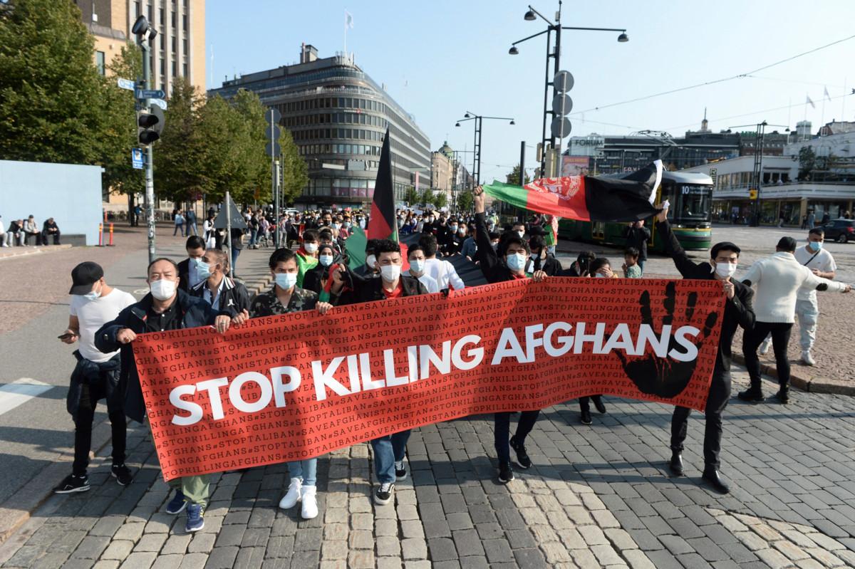 Suomessa asuvat afganistanilaiset järjestivät Stop Killing Afghans 2021 -mielenosoituksen Helsingissä 28. elokuuta. Kuva: Lehtikuva / Mikko Stig