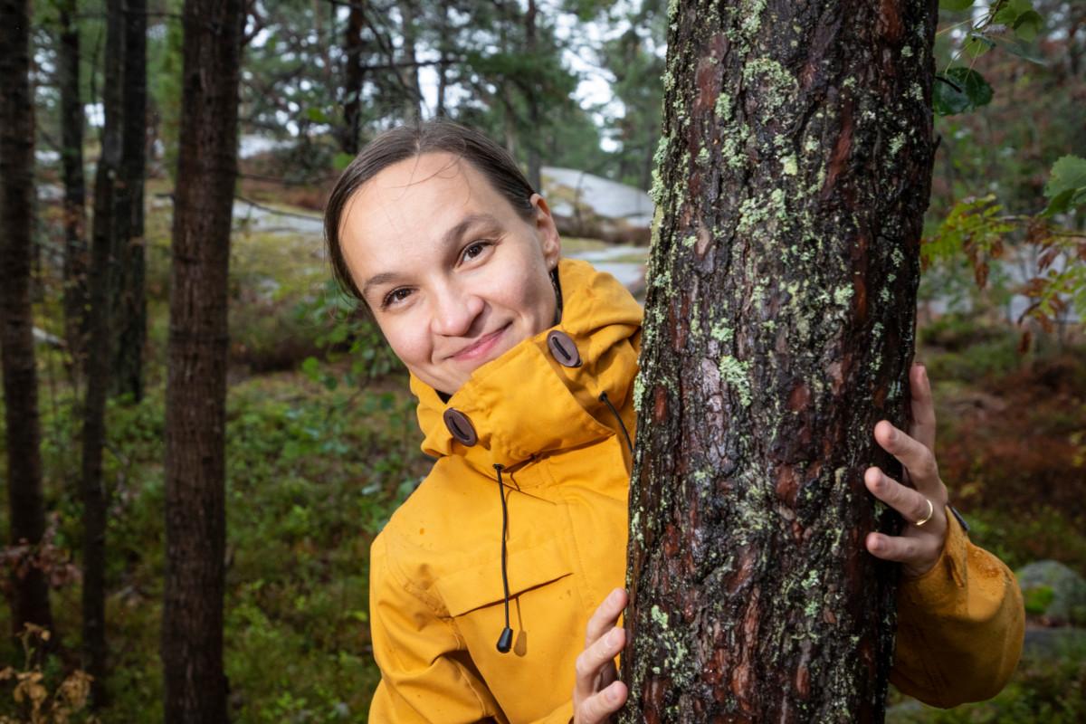 Monimuotoinen lähiluonto on espoolaiselle Laura Riuttaselle tärkeä henkireikä. Riuttanen työskentelee yliopistonlehtorina Helsingin yliopiston Ilmakehätieteiden keskuksessa.