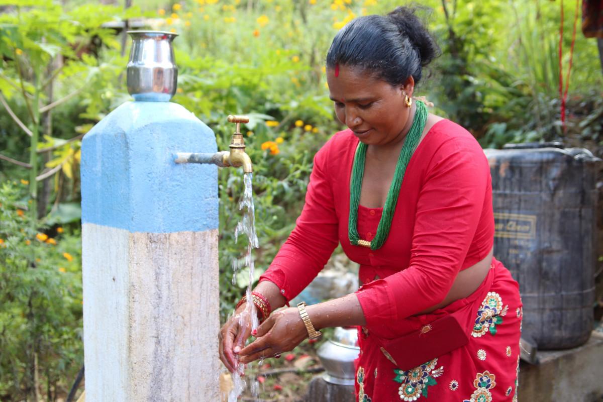 Vettä Nepaliin. Kusunden dalit-kylä on saanut kehitysyhteistyöhankkeen tuella vesijärjestelmän ja omat vesihanat kylään. Kuva: Mimosa Hedberg, SLS.