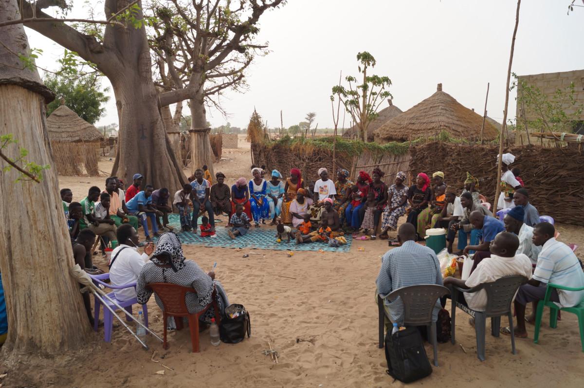 Senegalilaisen Tookambelin kylän väki saa koulutusta vammaisten henkilöiden ihmisoikeuksista. Kuva: Anna Tikum / SLS