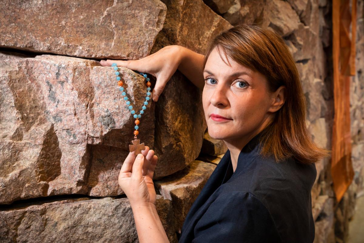 Tiina Kristoffersson haki inspiraatiota Espoon hiippakunnan rukousnauhaan Espoonlahden kirkosta, joka on hänen entinen kotikirkkonsa. Kuva: Esko Jämsä.