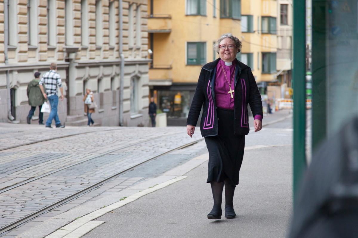 Piispan työ merkitsi Irja Askolalle yksityisyydestä luopumista. Hän halusi olla ihmisten tavoitettavissa, liikkui kaupungilla kävellen ja raitiovaunulla ja antoi haastatteluja esimerkiksi naistenlehdille. (Kuva: Kirkon kuvapankki / Aarne Ormio)