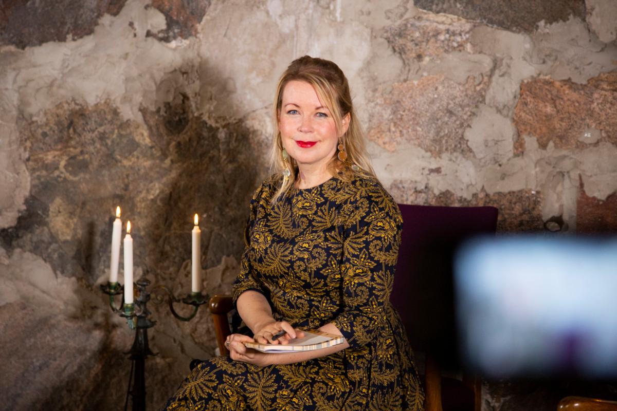 Kirjailija, dokumentaristi, toimittaja Elina Hirvonen. 
