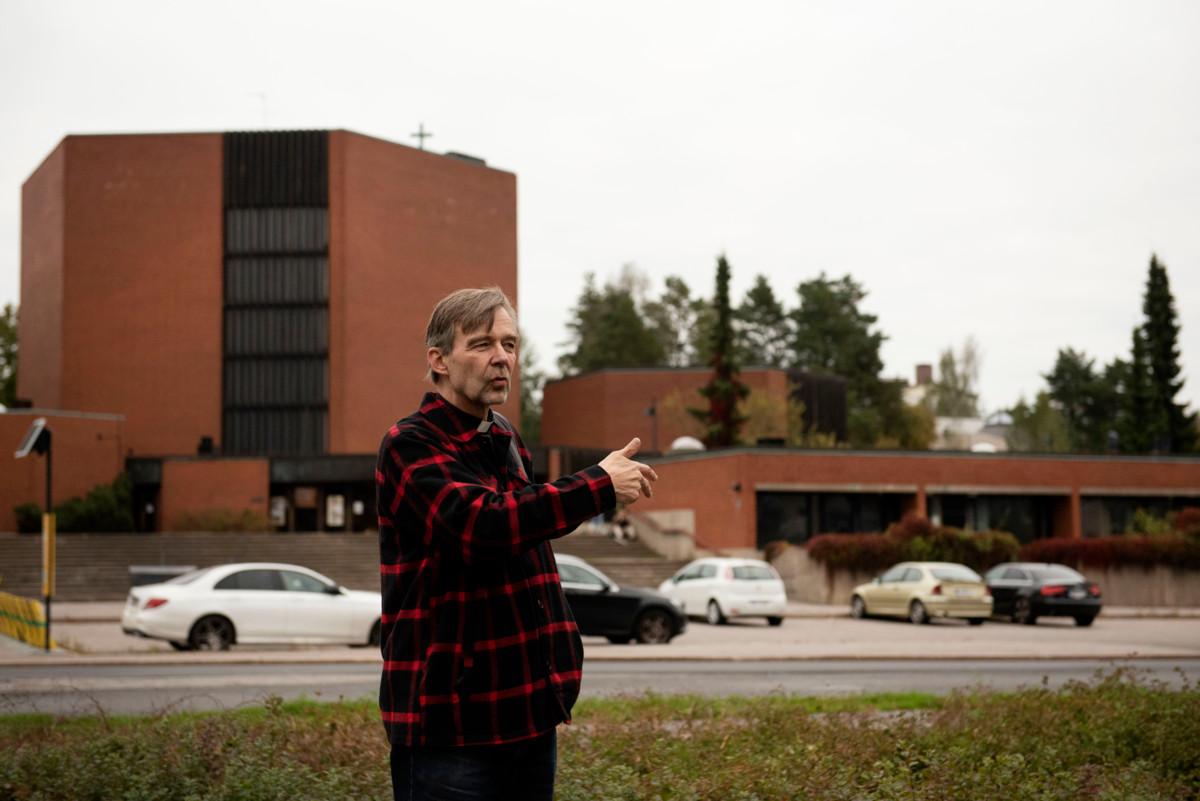 Kirkkoherra Timo Pekka Kaskinen esittelee Roihuvuoren kirkkoa. Kirkon ympärille on alustavasti kaavailtu korkeita asuintaloja sekä kirkon oikealla puolen olevan matalan siipirakennuksen tilalle että kirkon sivulle ja taakse.