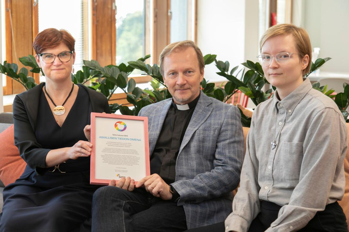 Kirkon kasvatuksen ja perheasioiden yksikkö sai Asiallisen tiedon omenan. Kuvassa vasemmalta yksikön johtava asiantuntija Sari-Annika Pettinen, johtaja Jarmo Kokkonen ja Setan puheenjohtaja Sakris Kupila.