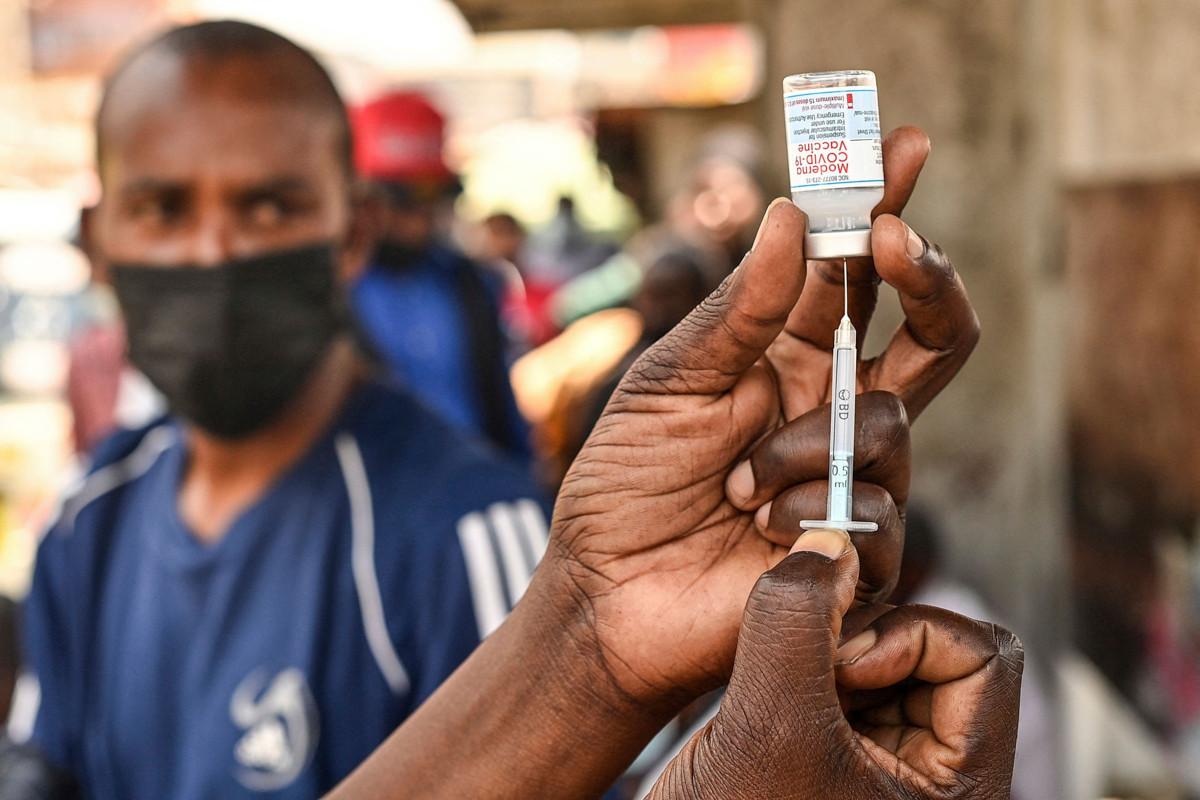 Koronarokotteen antamiseen valmistautumista Keniassa. Syyskuun puoliväliin mennessä ensimmäisen rokotteen oli saanut vasta noin 5 prosenttia maan väestöstä. Kuva: Simon Maina / AFP/ Lehtikuva