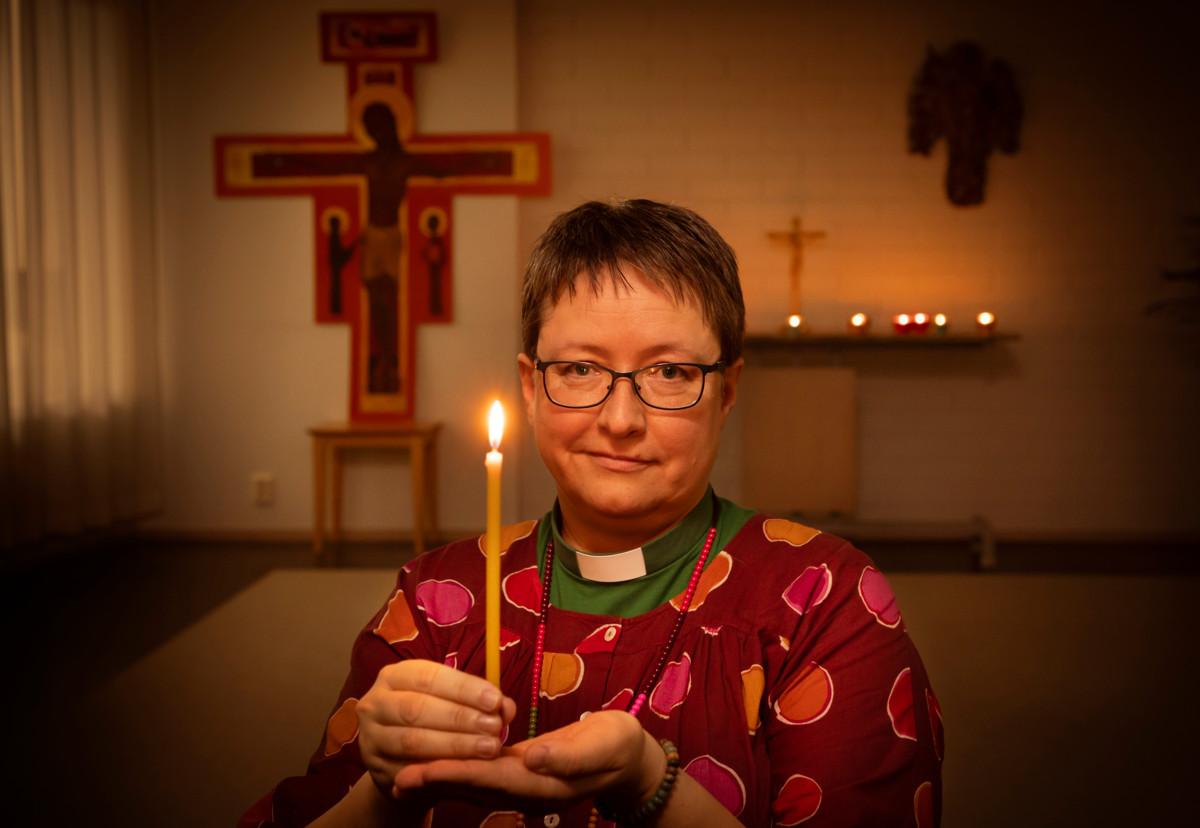 – Luottamuksen rukoushetki on tarkoitettu erityisesti niille, jotka ovat väsyneet paljoon puheeseen, sanoo Hakunilan seurakunnan diakoniatyöntekijä Heli Leskinen.  