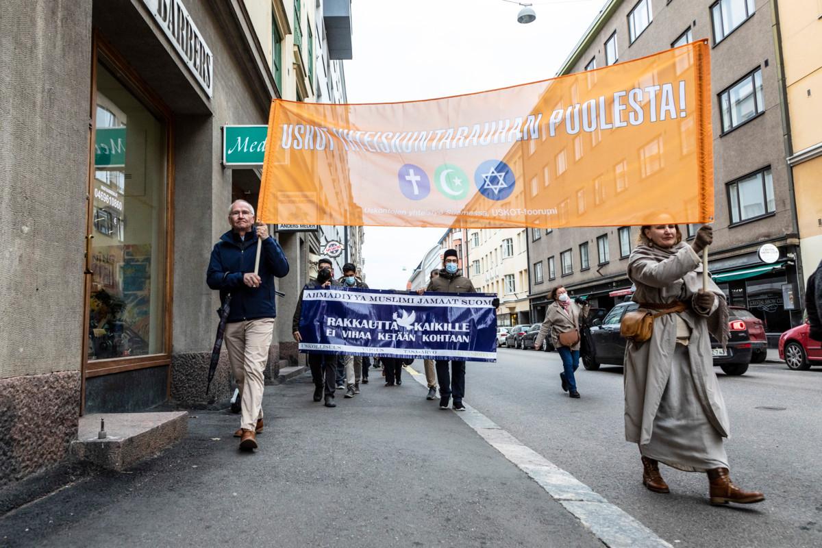 Rauhankävely pysähtyi kolmessa paikassa, juutalaisten synagogalla Kampissa, Islamilaisen Yhdyskunnan moskeijalla Lönnrotinkadulla ja Vanhalla kirkolla.