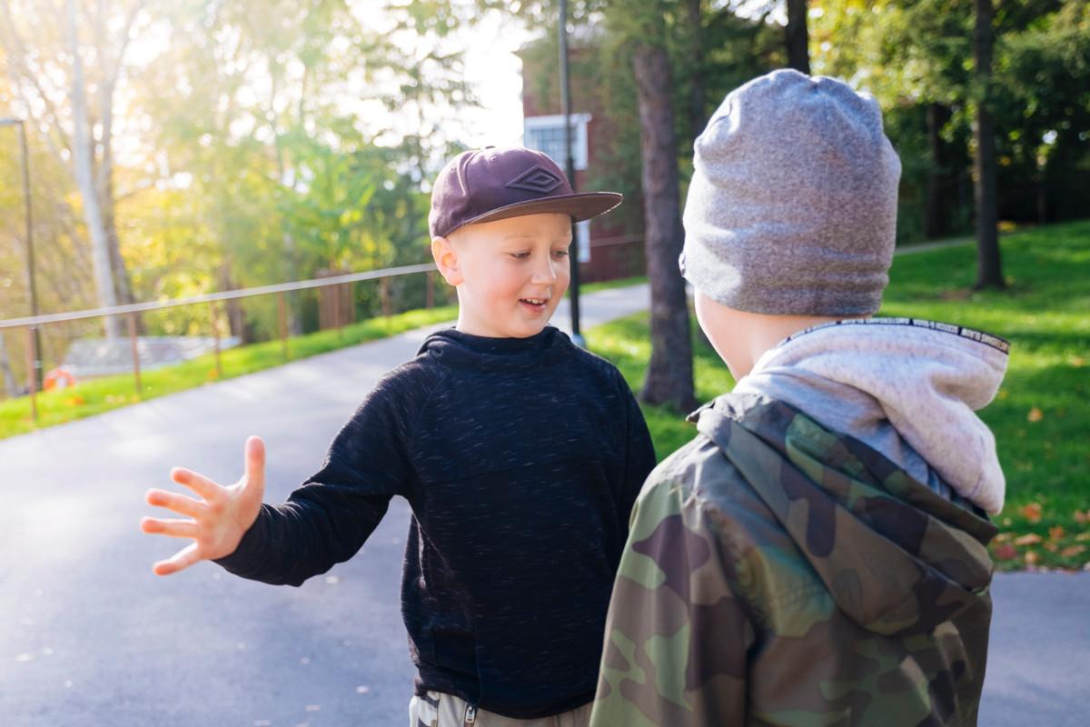 Onnistuneen tehtävän suorittamisen jälkeen on tiimitervehdyksen vuoro. Vasemmalla Nooa Huttunen.