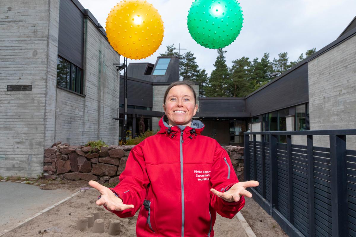 – Haluan innostaa lapsia ja aikuisia liikkumaan yhdessä, perhetoiminnan ohjaaja Katriina Vilkman sanoo. Hän on toinen Espoonlahden seurakunnan uuden liikuntaperhekerhon ohjaajista.
