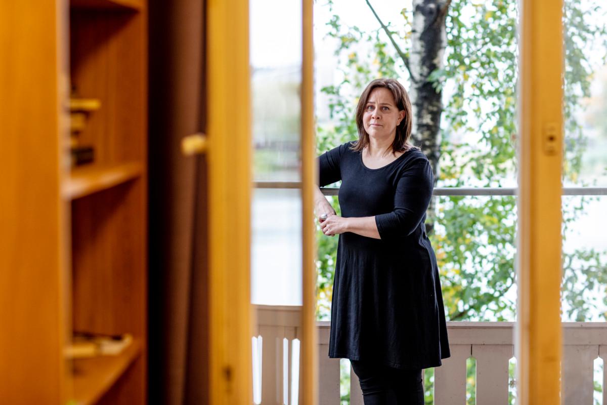 Kirjailijatalo Villa Kivessä työskentelevä Kati Kaartinen on myös suositun Armi Aavikko -kuunnelman tekijä.