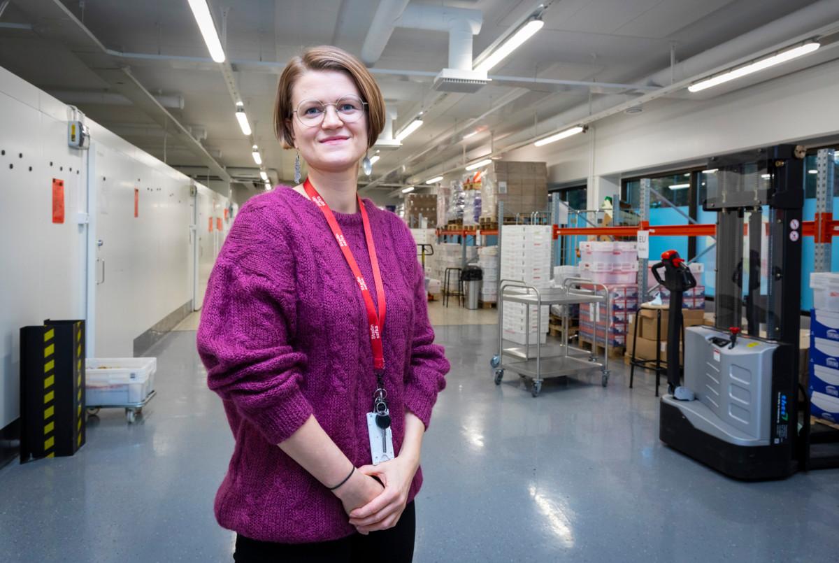 Meidän kauttamme kulkee noin 45 000 kiloa ruokaa kuukaudessa. Enemmänkin saisimme vastuullisesti jaettua, johtaja Anni Heinälä sanoo Stadin safkan hävikkiterminaalissa.