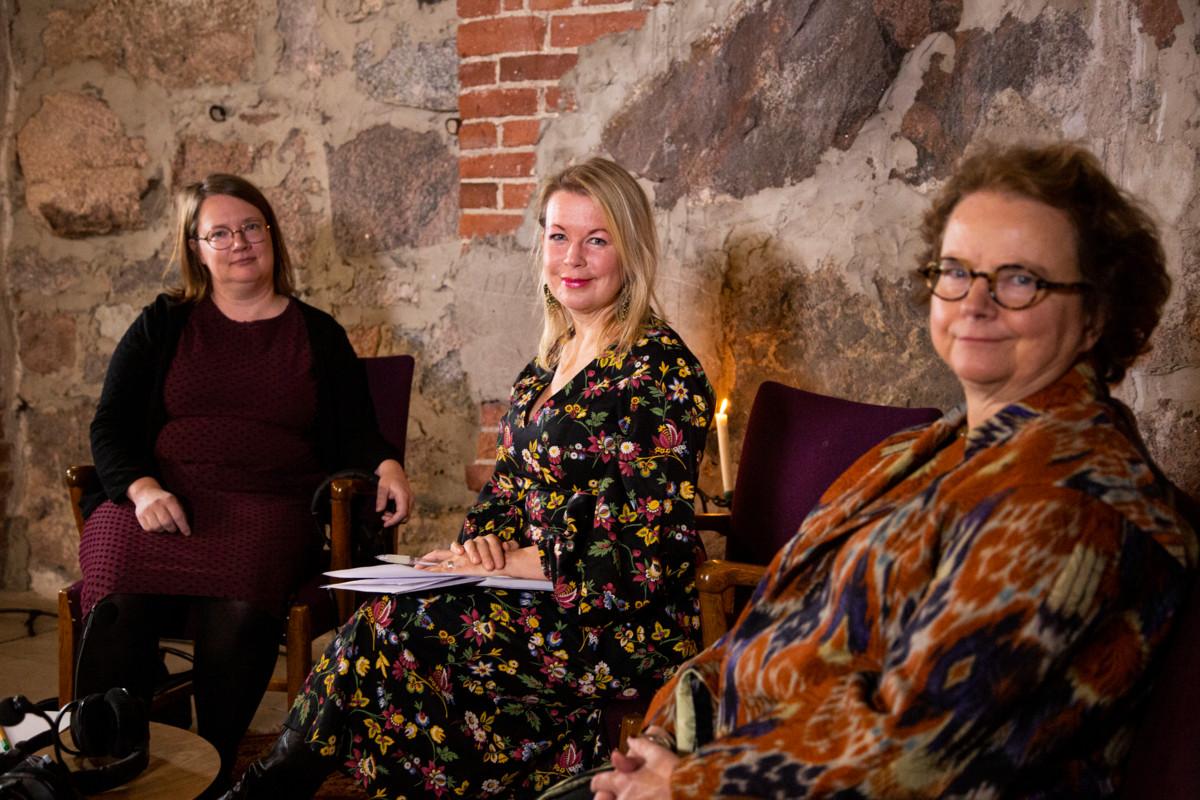 Keskusteluja kryptassa -sarjan toisessa keskustelussa kirjailija Elina Hirvosen vieraina olivat Auli Viitala ja Laura Kolbe. 