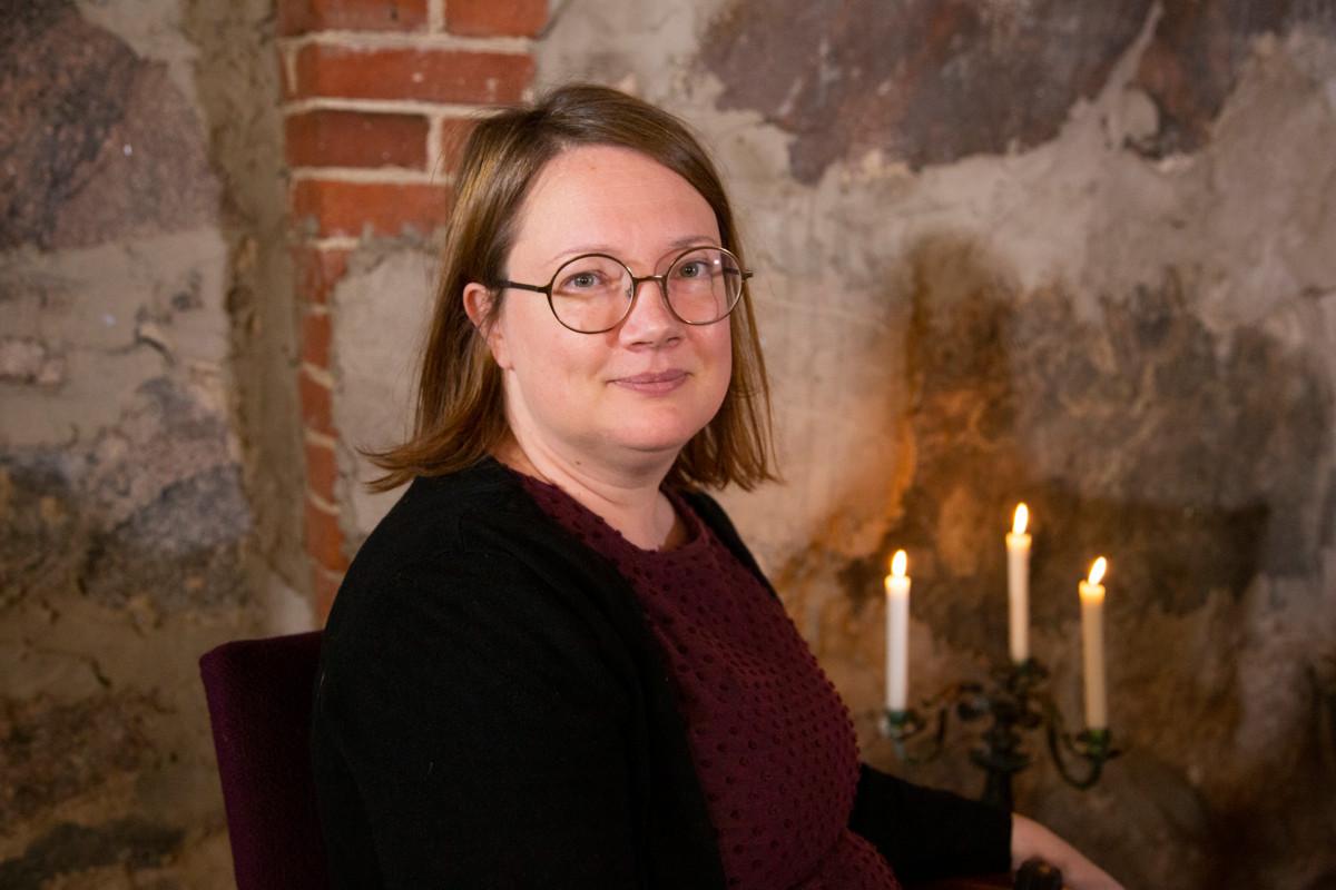 Kirjoittava eläkeläinen Auli Viitala.