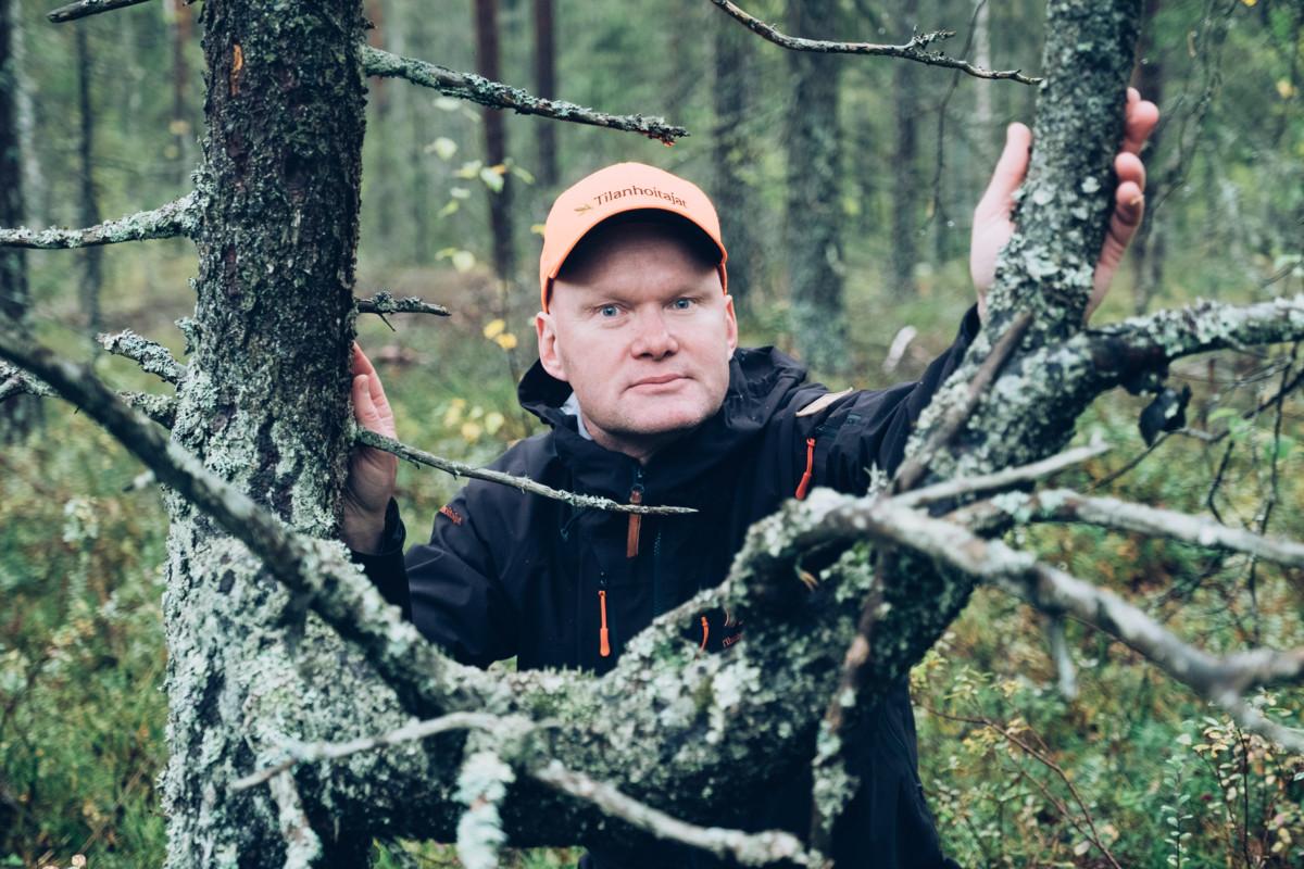 Tilanhoitaja Kristian Kuokkanen järjestelee Helsingin seurakuntayhtymän puukauppoja Stormossenissa.